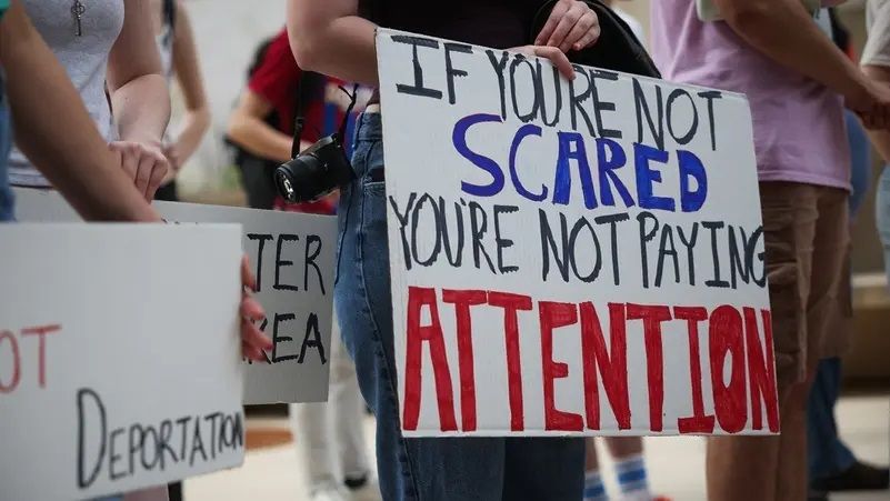 د اروپا په ښارونو کې سلګونو کسانو د ټرمپ پر ضد لاریونونه وکړل