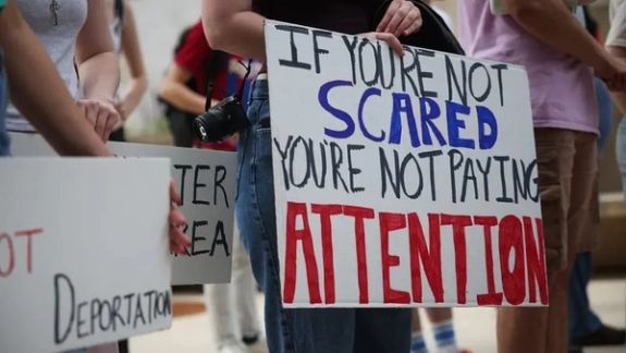 د اروپا په ښارونو کې سلګونو کسانو د ټرمپ پر ضد لاریونونه وکړل