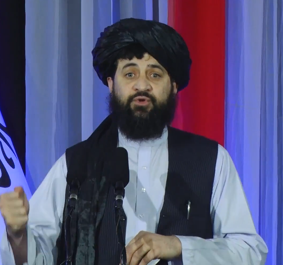 مجاهد: ببین تفاوت را از کجا تا به کجا! « خپل دفاع وزیر د نورو له دفاع وزیر سره پرتله کړئ»