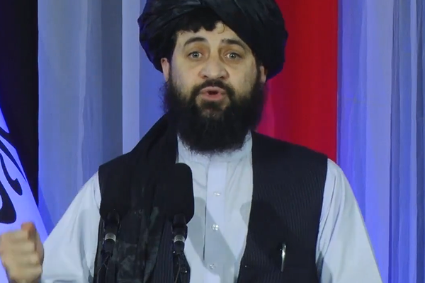 مجاهد: ببین تفاوت را از کجا تا به کجا! « خپل دفاع وزیر د نورو له دفاع وزیر سره پرتله کړئ»