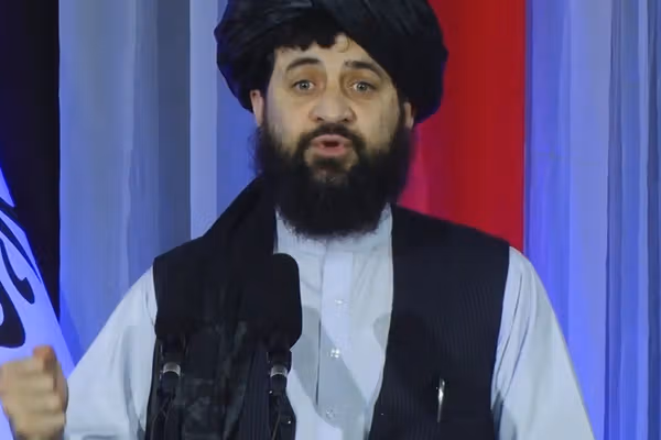 مجاهد: ببین تفاوت را از کجا تا به کجا! « خپل دفاع وزیر د نورو له دفاع وزیر سره پرتله کړئ»