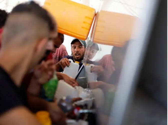 اسوشېټېډ پرېس: په غزه کې د اوبو له بندېدو سره خلک له ناپاکو اوبو کار اخلي