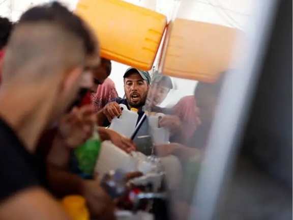 اسوشېټېډ پرېس: په غزه کې د اوبو له بندېدو سره خلک له ناپاکو اوبو کار اخلي