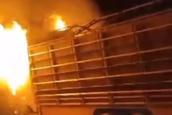 طالبان: نامعلومو وسلهوالو په سرپل کې د ډبرو سکرو دوه لېږدونکي موټر سوځولي دي