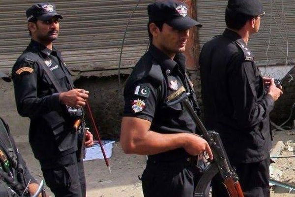 کشمیر کې د پاکستاني پولیسو او وسلهوالو ترمنځ نښته کې شپږ تنه وژل شوي دي