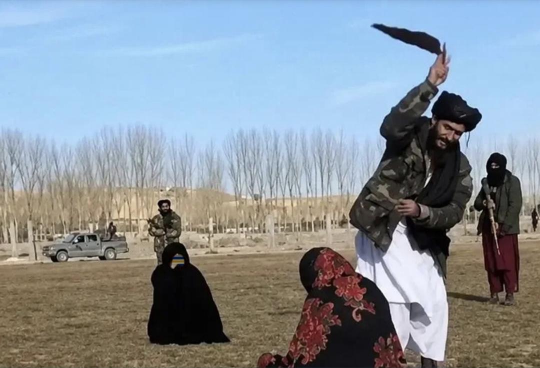 تازه رپوټ: طالبانو په څلورو کلونو کې نږدې ۳ زره کسان په عام محضر کې په دُرو وهلي