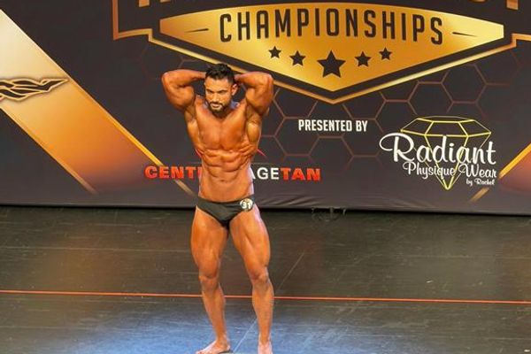 حامد حلیمی، بدنساز افغان بر سکوی قهرمانی رقابتهای ملی امریکا ایستاد