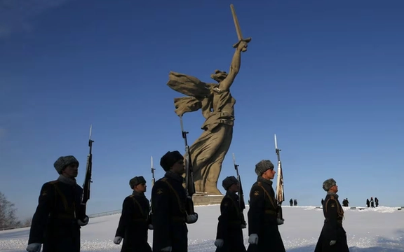 د روسیې یوې محکمې یوه ښځه د دویمې نړۍوالې جګړې یادګار ته د سپکاوي په تور بندي کړه