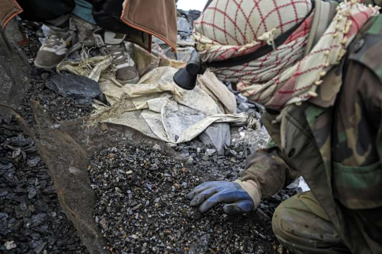 شماری از کامندان دولت پیشین افغانستان برای تأمین مخارج زندگی به حفاری معادن رو آورده‌اند