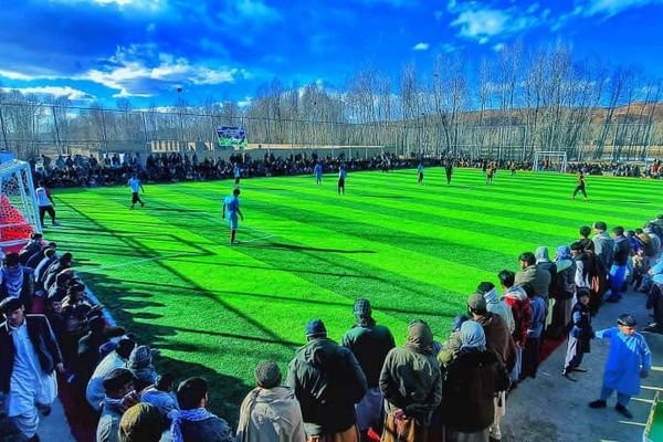 د غور په دولتیار ولسوالۍ کې د فوټبال د مصنوعي چمن لوبغالی جوړ شو