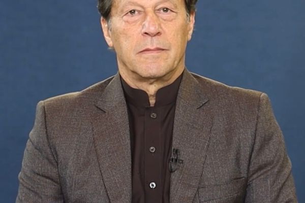 عمران خان د سترګو د درملنې لپاره د اسلاماباد پېمز روغتون ته لېږدول شوی و