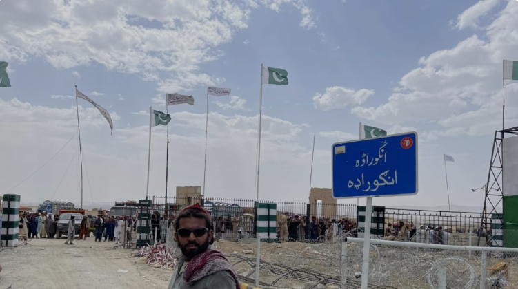 پاکستاني عسکرو ډیورنډ کرښې ته څېرمه د انګور اډې له لارې افغان کډوال راګرځولي دي