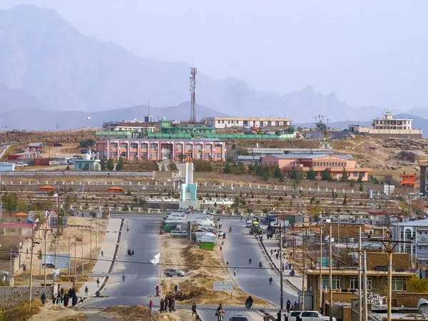 طالبان به دکانداران دایکندی: اگر پرچم ما را نصب نکنید، دکان‌های تان بسته خواهد شد