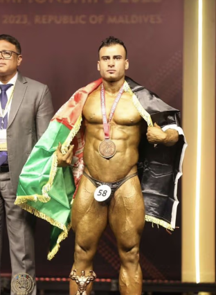 طالبان تعتقل بطل كمال الأجسام الأفغاني بسبب تقصير لحيته