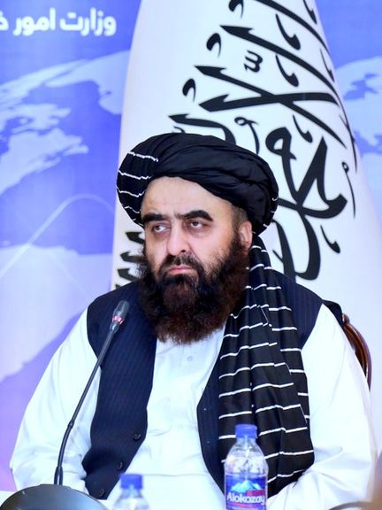 ممنوعیت آموزش دختران؛ وزیر خارجه طالبان میگوید علم مانند غذا برای انسان ضروری است