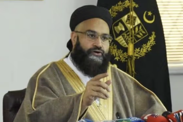 رئيس مجلس علماء باكستان يتهم طالبان الأفغانية بالتورط في الإرهاب