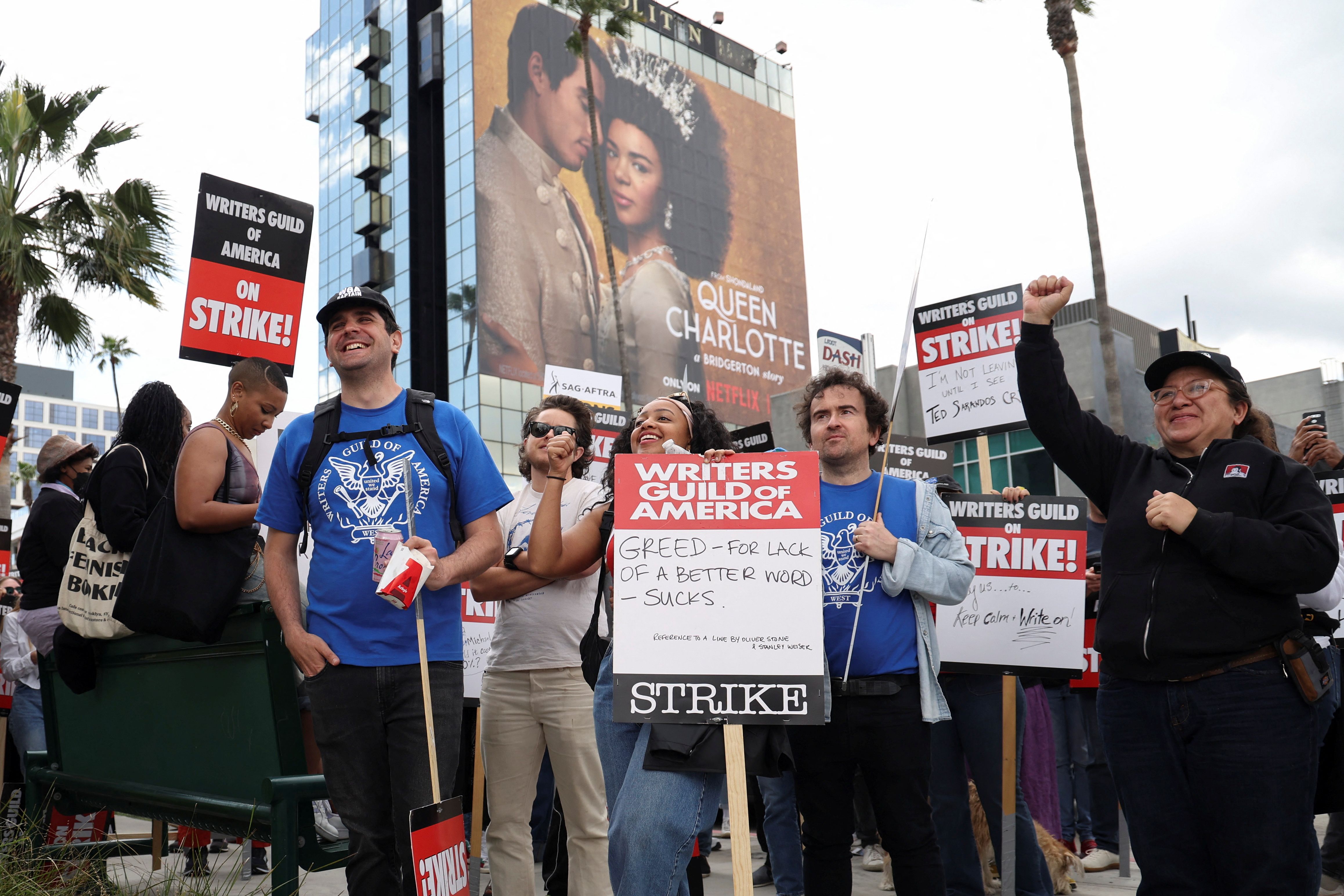 دومین روز اعتصاب نویسندگان هالیوود؛ «نویسندگان نباشند، تلویزیونی در کار نیست»