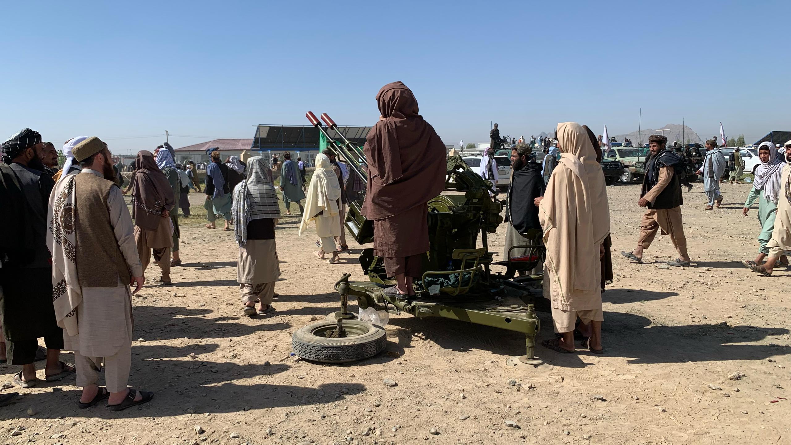  د هبت الله د امنیت ساتلو لپاره د کندهار  عیدګاه جومات ته درنې وسلې راوړل شوې وې