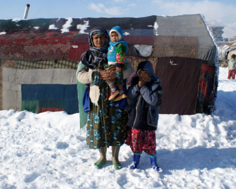 ډبلیو ایف پي: افغانستان کې د میلیونونو خلکو لپاره ژمی سخت شوی، له درې تنو یو وږی ویده کیږي