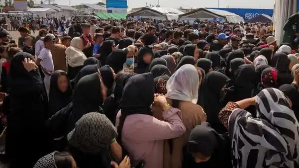 الأزمة الاقتصادية في إيران تدفع آلاف المهاجرين الأفغان إلى العودة