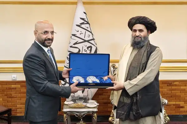 ملا برادر با سفیر ترکیه درباره گسترش روابط و مشکلات مهاجران افغان گفتوگو کرد