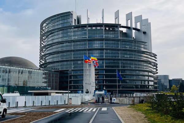 پارلمان اروپا از گروههای نظامی مخالف طالبان میزبانی میکند