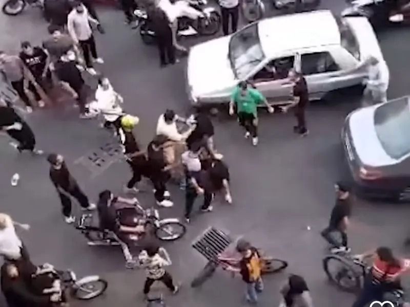 انس حقانی از مهاجران افغان در ایران خواست 'به خانه برگردند'