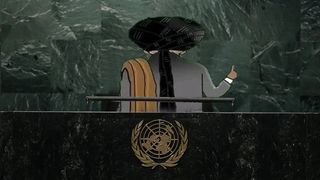 طنز سیاسی؛ ملا هبتالله در مجمع عمومی ملل متحد از پشت سخنرانی کرد