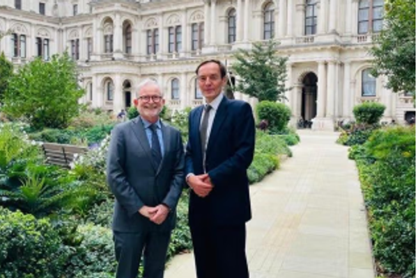 المبعوث البريطاني يؤكد دعمه لمحاسبة انتهاكات حقوق الإنسان في ظل حكم طالبان