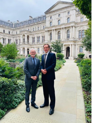 المبعوث البريطاني يؤكد دعمه لمحاسبة انتهاكات حقوق الإنسان في ظل حكم طالبان