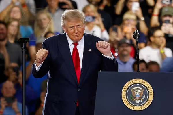 رویټرز: د ټرمپ محبوبیت د ولسمشرۍ پرمهال ترټولو ټیټې کچې ته رسېدلی