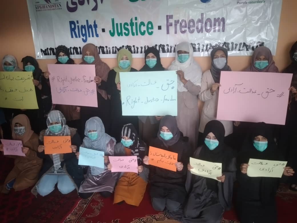 زنان «جنبش شنبه‌های ارغوانی» خواستار تحریم‌های عملی و فشارهای جدی بر طالبان شدند