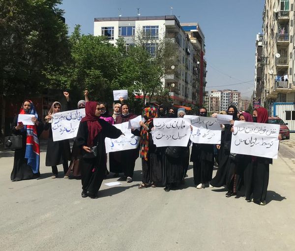 گروهی از زنان به خیابان‌های کابل آمدند و مخالفت‌شان را با شناسایی طالبان ابراز کردند