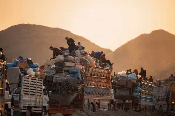 بیش از ۱۰۰ هزار افغان در دو هفته از ایران و پاکستان به کشور بازگشتند