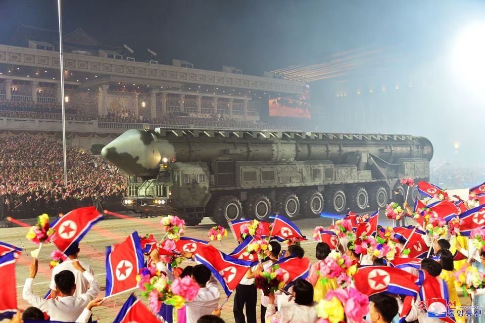 کوریای شمالی پهپادها و موشک‌های بالستیک خود را در یک رژه شبانه به نمایش گذاشت