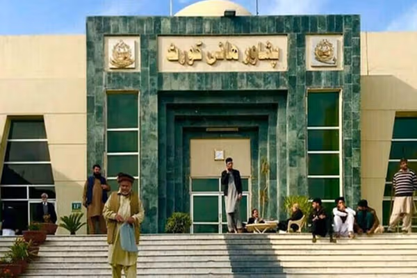 د پښتونخوا ایالتي سترې محکمې د ۱۲ افغان کډوالو د ستنولو مخه ونیوله