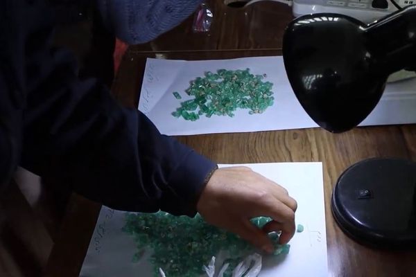 طالبان وايي په یو کال کې یې د پنجشېر تر ۱۱۱زره قیراطه ډېر زمرد پلورلي دي