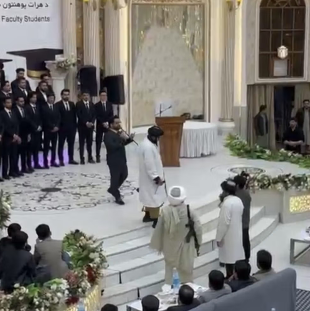 طالبان تجبر خريجي كلية الطب في هرات على فكّ ربطات عنقهم خلال حفل التخرج