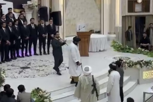 طالبان تجبر خريجي كلية الطب في هرات على فكّ ربطات عنقهم خلال حفل التخرج