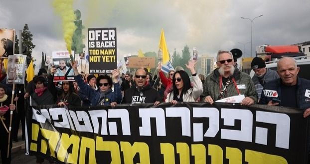 شماری از اسرائیلی‌ها با برپایی تظاهرات در تل‌آیو، خواستار تکمیل توافق آتش‌بس شدند