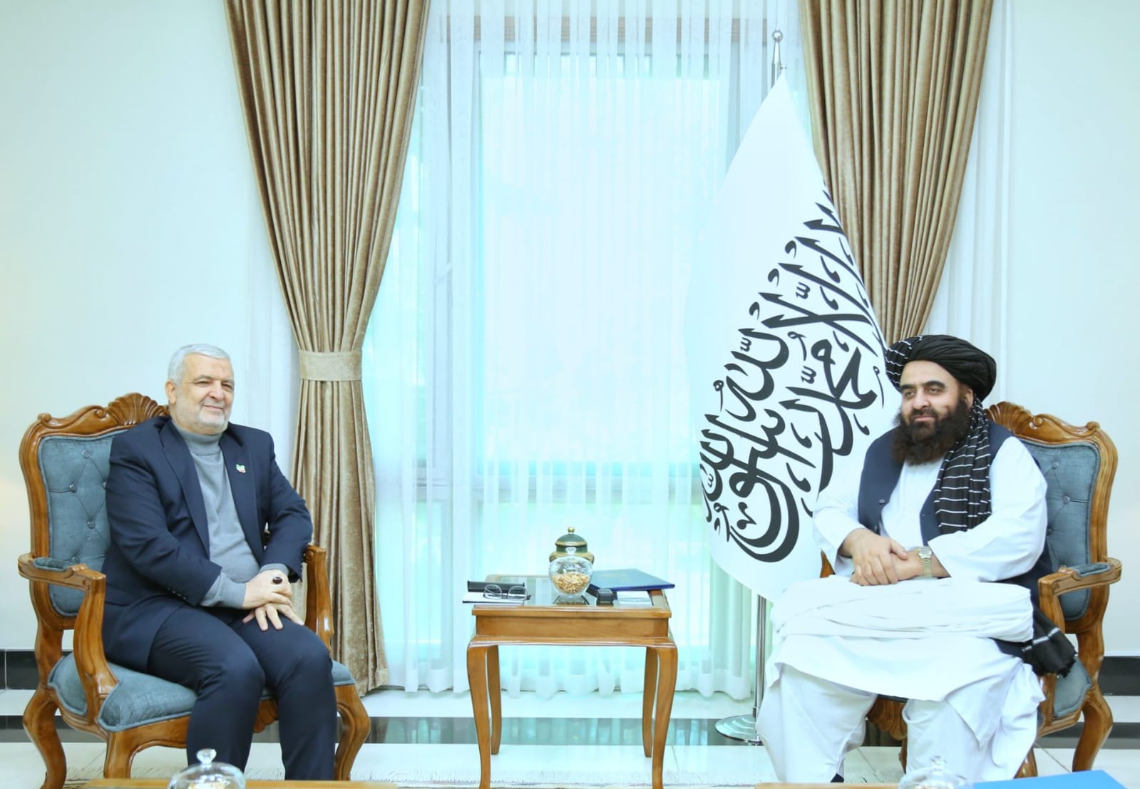 وزیر خارجه طالبان در دیدار با سفیر ایران خواستار حل مشکلات حقوقی و قضایی مهاجران افغان شد 