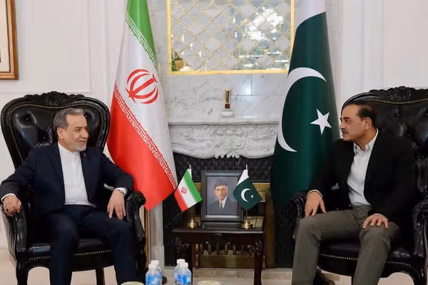 عراقچی در سفر به اسلامآباد، «پیشنهادهای جامع تهران» را منتقل کرد