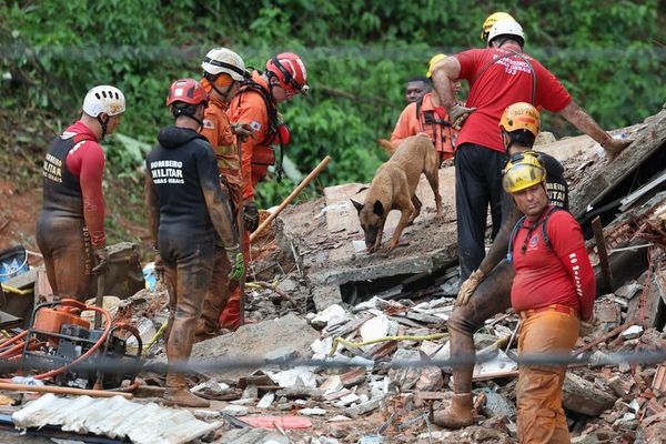 په برازیل کې د پرلهپسې بارانونو له امله ۳۰ کسان مړه شوي او ۳۹ نور لادرکه دي
