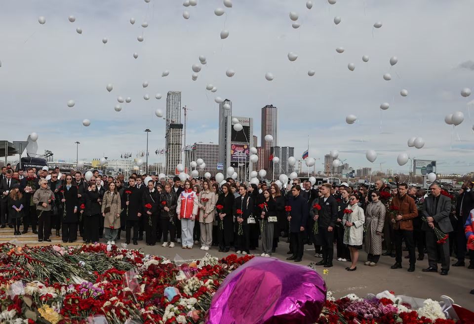 حضور ده‌ها دیپلومات خارجی در مراسم گل‌گذاری و یادبود از قربانیان حمله به مسکو