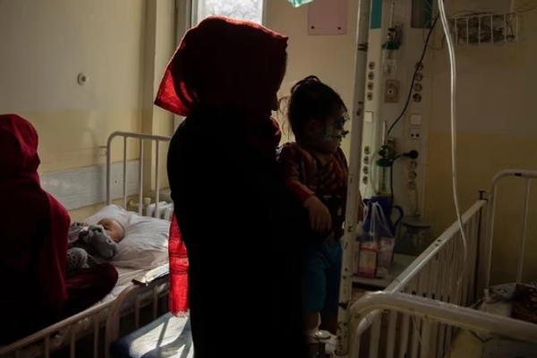 حوالي ٥ ملايين أم وطفل في أفغانستان يعانون من سوء التغذية