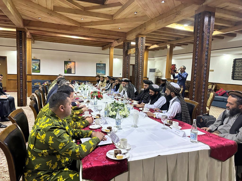 د طالبانو د بدخشان والي د یوه پلاوي په مشرۍ د تاجکستان خاروغ ښار ته سفر کړی