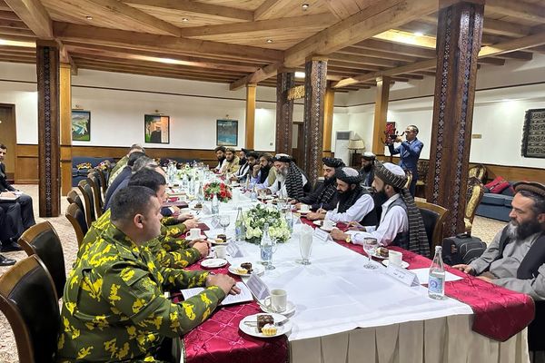 د طالبانو د بدخشان والي د یوه پلاوي په مشرۍ د تاجکستان خاروغ ښار ته سفر کړی