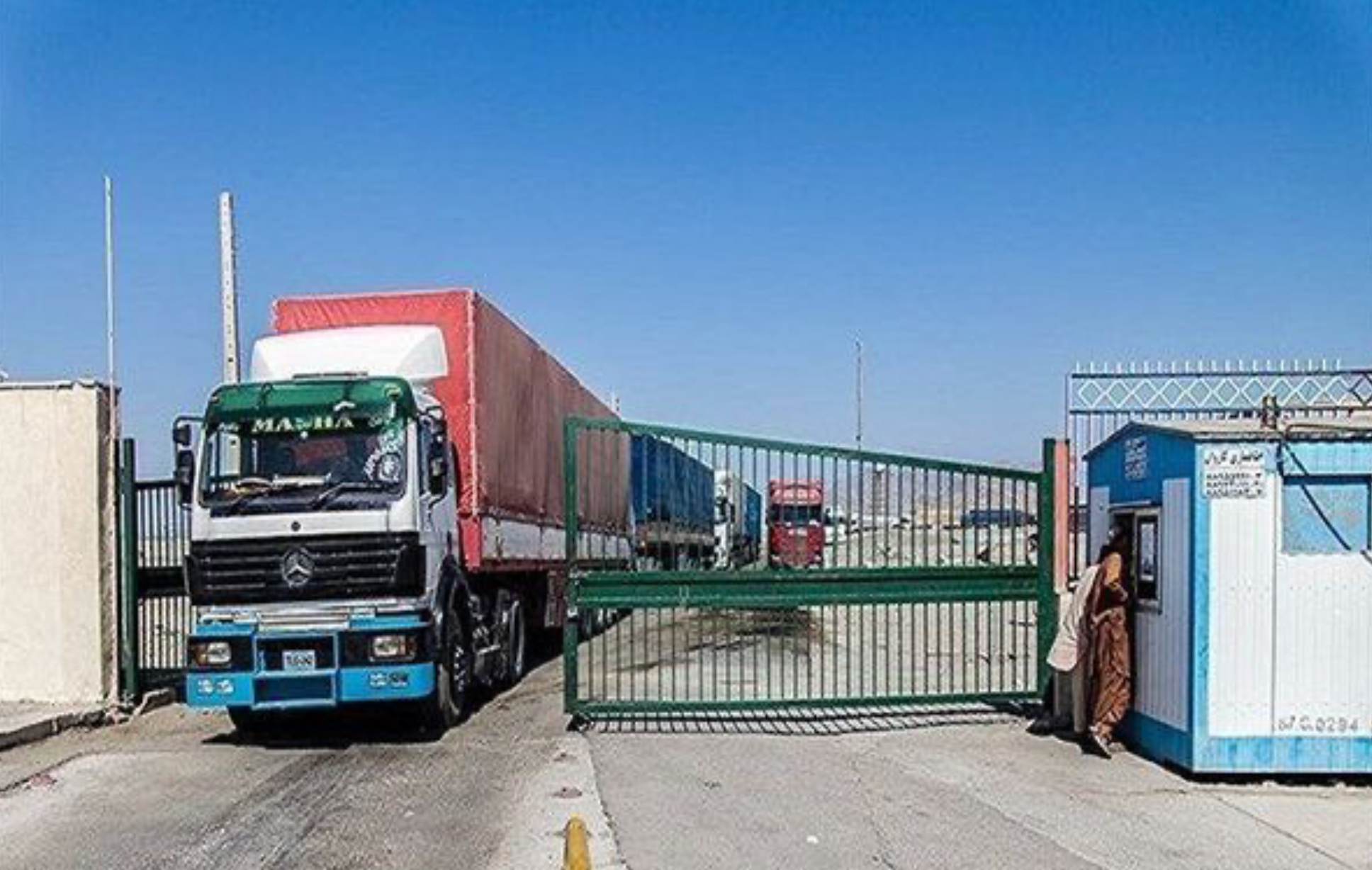 د دوغارون پر پوله ټرافیکي ګڼه ګوڼه؛ شاوخوا ۴زره لارۍ افغانستان ته د ننوتلو په تمه ولاړې دي