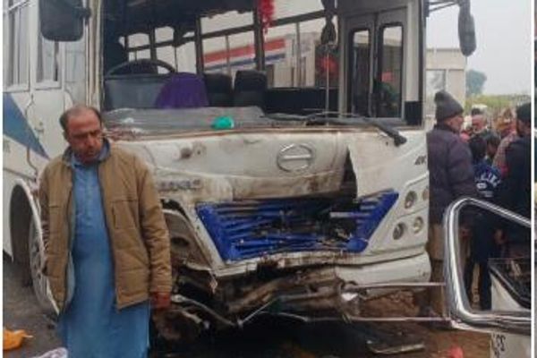 د پنجاب په جهنګ ښار کې د یوې ټرافیکي پېښې له امله ۱۴ کسان مړه او ۲۹ نور ټپیان شوي