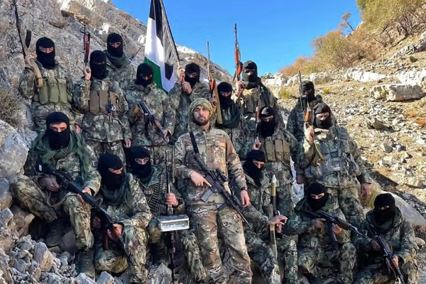 شخصيات "بشتونية" تشيد بصمود حسيب بنجشيري في مواجهة طالبان